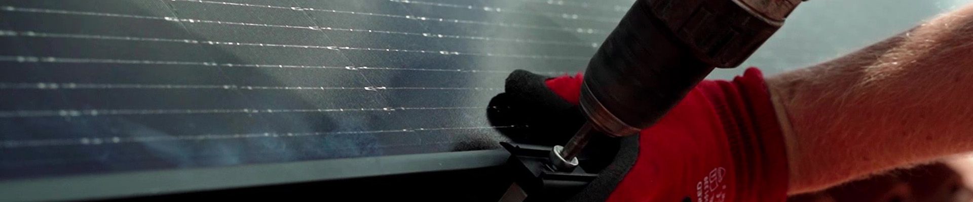 Elektroauto von H & H Wührmann Elektrotechnik wird an einer Ladestation aufgeladen